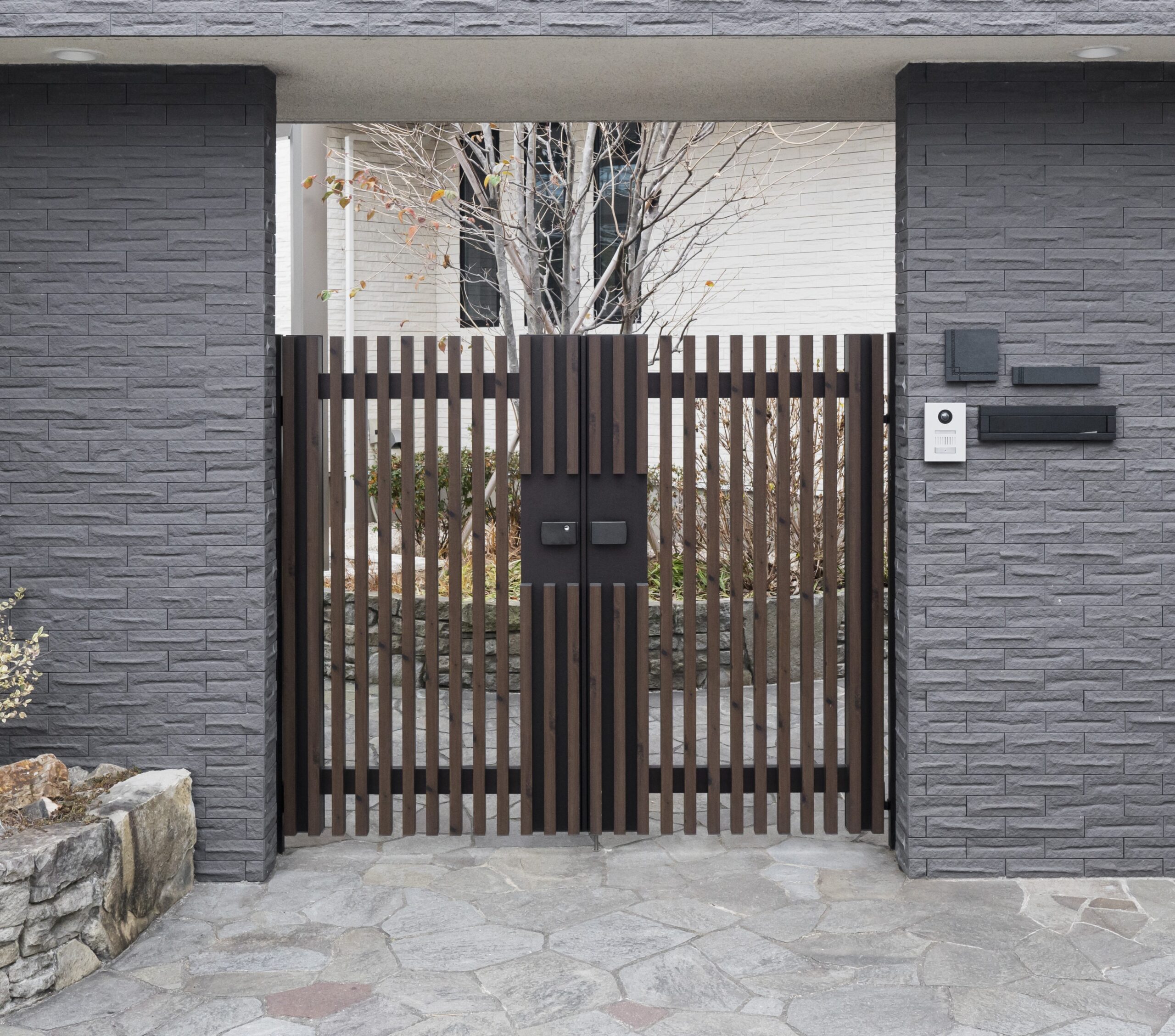japanese-house-entrance-with-fence